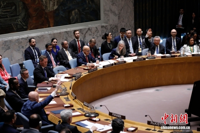 图为决定草案表绝时华夏常驻团结邦代替傅聪、俄罗斯常驻团结邦代替涅边贾举脚体现腹诽。中新社记者 廖攀 摄